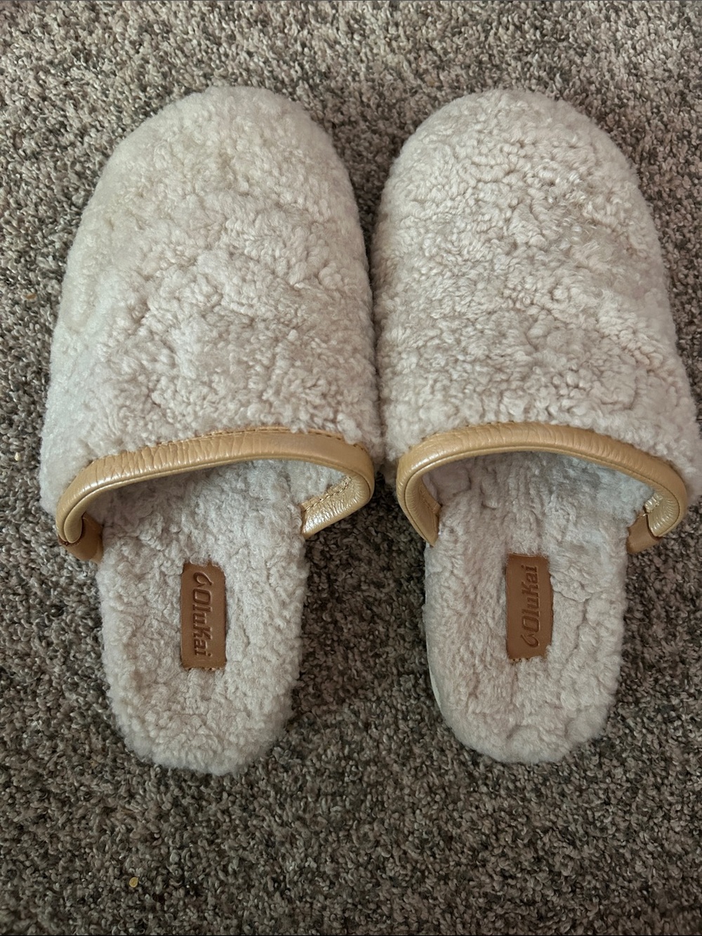 OluKai Cream Sherpa Slide Slippers with Tan Trim, women’s size 10.